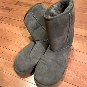 Grey classic ugg boots. Great condition, lightly worn.